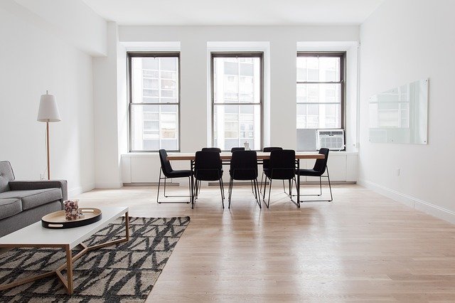 Table sur un parquet