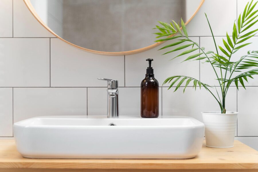 Vasque de lavabo sur comptoir en bois