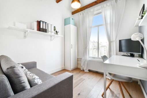 chambre confortable dans un appartement moderne