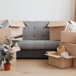Cartons empilés sur un canapé