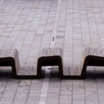 Trois bancs au milieu d'une place