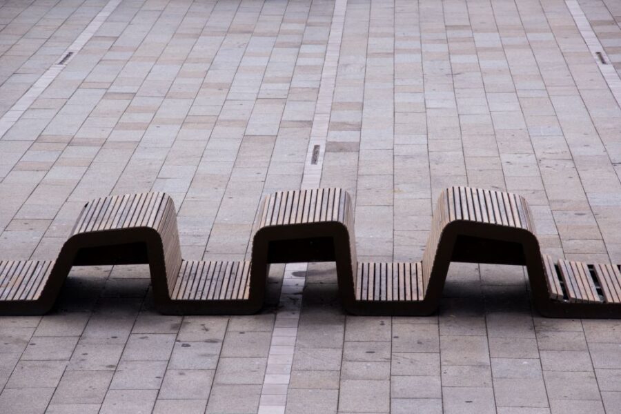 Trois bancs au milieu d'une place