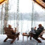 Terrasse aménagée avec deux chaises en bois
