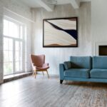 Grand salon avec une entrée de lumière par la fenêtre