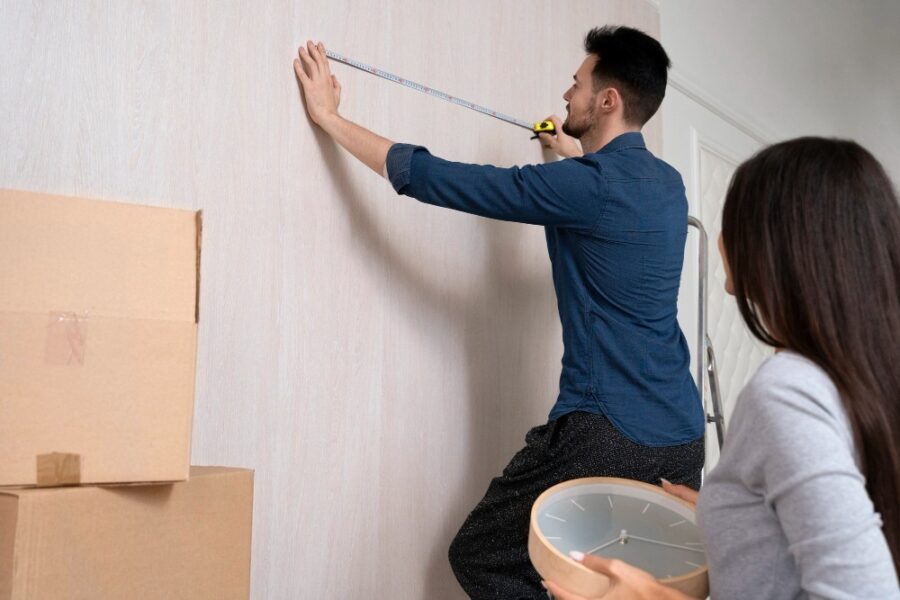 Couple préparant l’installation d’un papier peint dans leur logement